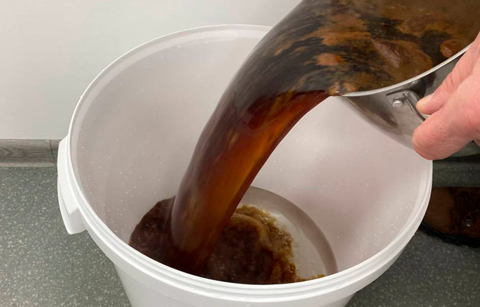 Заливаем экстракт в воду